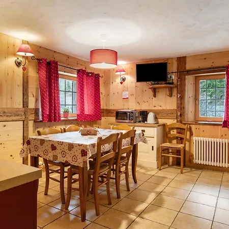 Holiday home Maison Peroulaz